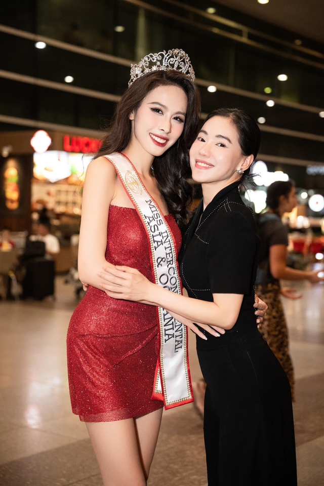 Ngọc Hằng về nước sau thành tích Á hậu 2 Miss Intercontinental 2023, Minh Kiên ra đón và gây chú ý vì điều này- Ảnh 5.
