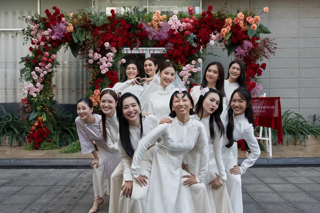 Trước giờ G đám cưới Diễm My 9X: Cô dâu lộ diện bên hội bạn, 1 sao việt gặp chuyện "dở khóc dở cười"- Ảnh 6.