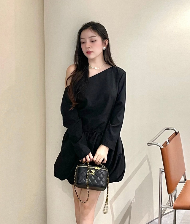 Những mẫu đầm đen sang chảnh, siêu tôn dáng dành cho mùa tiệc tùng cuối năm- Ảnh 2.