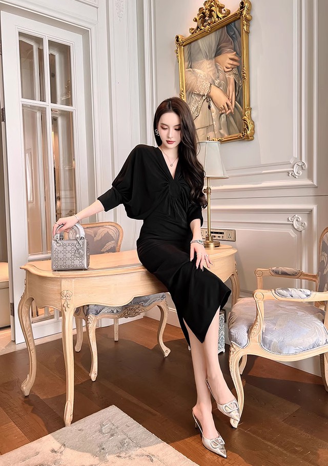 Những mẫu đầm đen sang chảnh, siêu tôn dáng dành cho mùa tiệc tùng cuối năm- Ảnh 10.