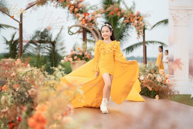 Mẫu nhí Phương Vy rạng rỡ và đáng yêu trong bộ ảnh mừng Giáng sinh- Ảnh 1.