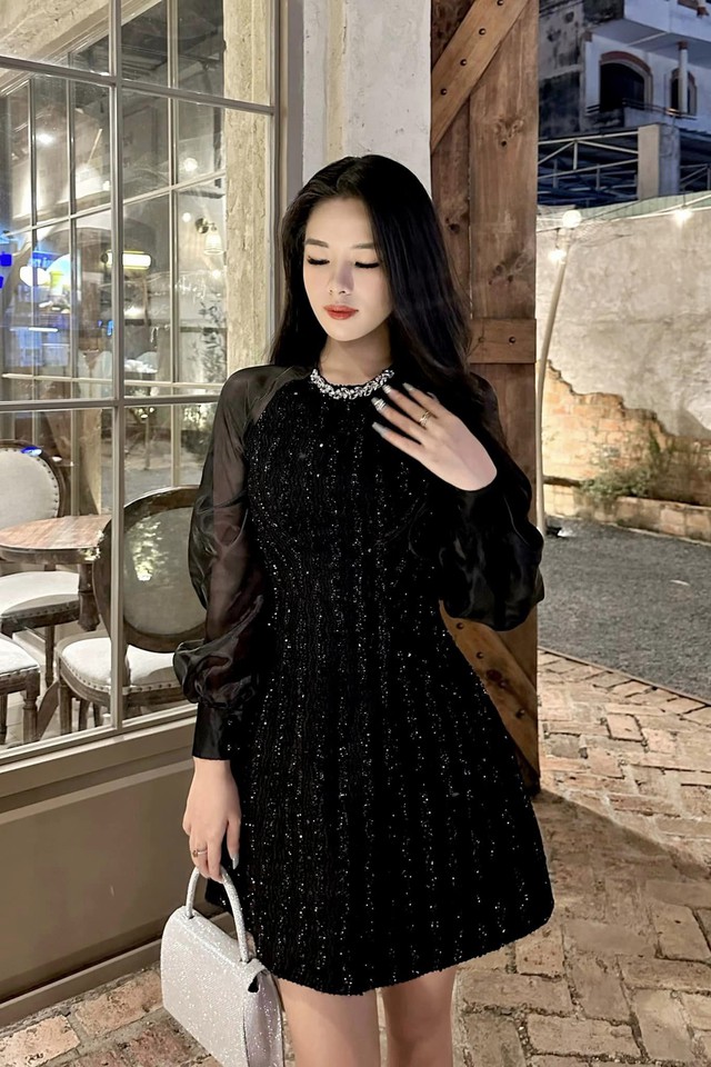Những mẫu đầm đen sang chảnh, siêu tôn dáng dành cho mùa tiệc tùng cuối năm- Ảnh 11.
