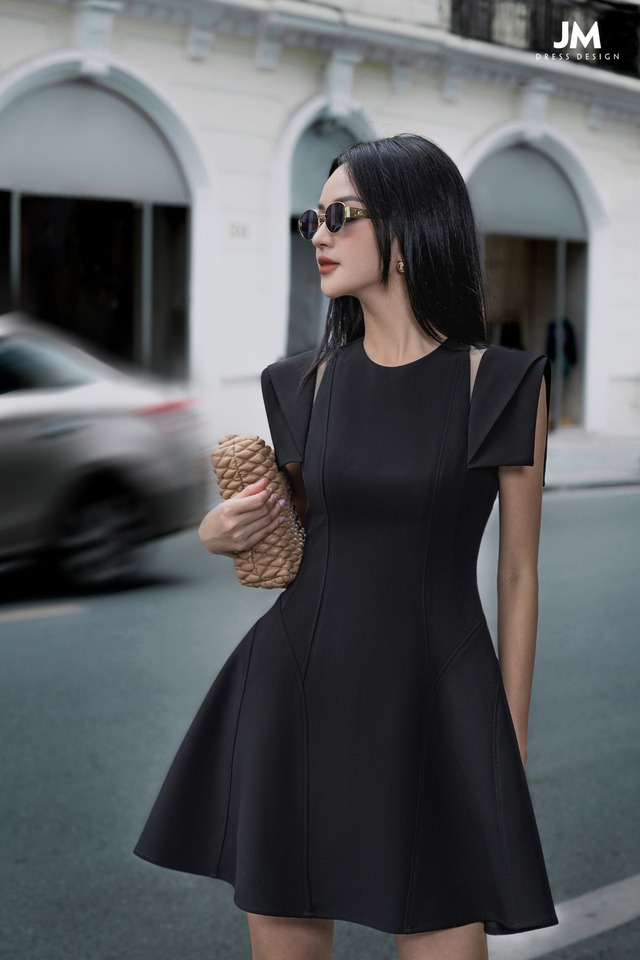 Những mẫu đầm đen sang chảnh, siêu tôn dáng dành cho mùa tiệc tùng cuối năm- Ảnh 8.