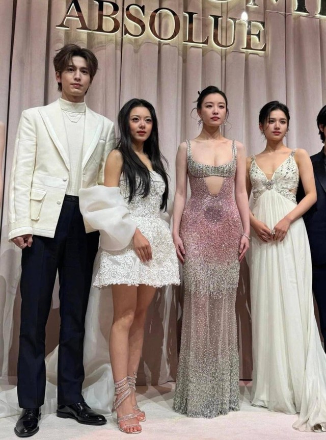 Nghê Ni khoe body siêu hot qua cam thường, Trương Tịnh Nghi lên hot search với vibe tài phiệt- Ảnh 3.