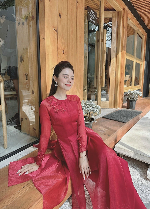 9 mẫu áo dài đỏ diện Tết: Thanh lịch, nền nã giúp chị em hóa nàng thơ, giá chỉ từ 685.000 VNĐ- Ảnh 2. 9 mẫu áo dài đỏ diện Tết: Thanh lịch, nền nã giúp chị em hóa nàng thơ, giá chỉ từ 685.000 VNĐ- Ảnh 2.