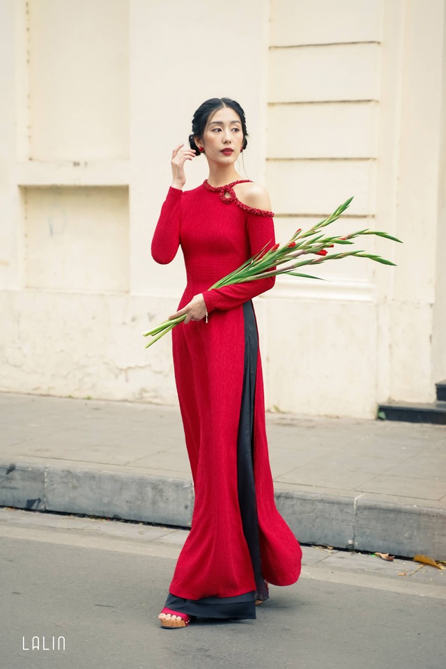 9 mẫu áo dài đỏ diện Tết: Thanh lịch, nền nã giúp chị em hóa nàng thơ, giá chỉ từ 685.000 VNĐ- Ảnh 6. 9 mẫu áo dài đỏ diện Tết: Thanh lịch, nền nã giúp chị em hóa nàng thơ, giá chỉ từ 685.000 VNĐ- Ảnh 6.