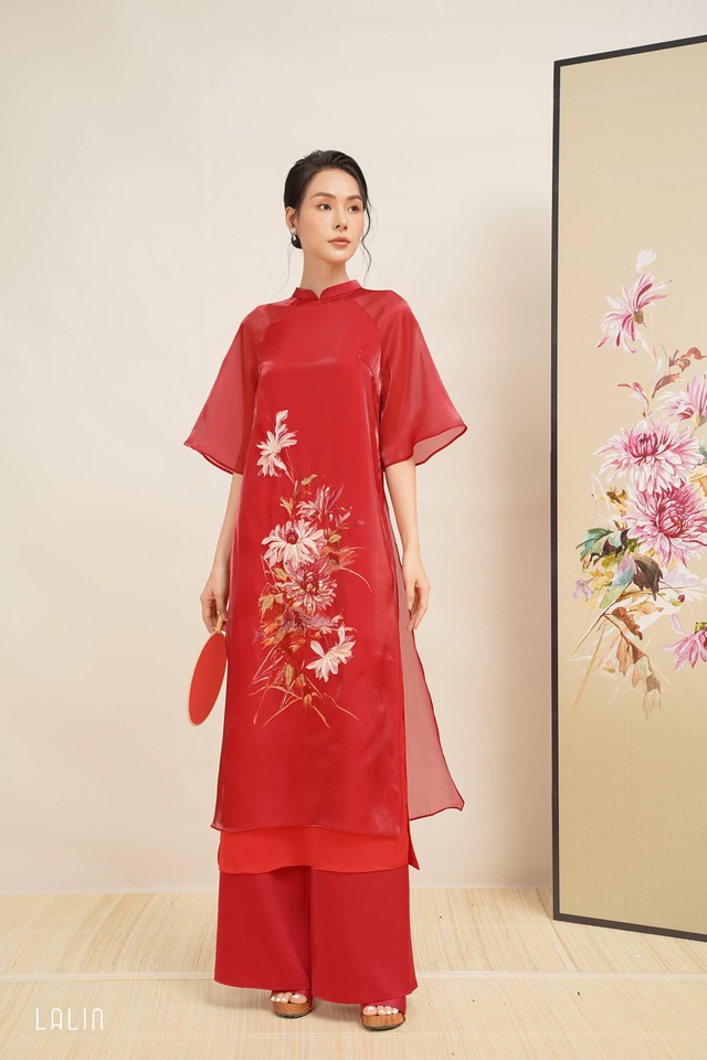 9 mẫu áo dài đỏ diện Tết: Thanh lịch, nền nã giúp chị em hóa nàng thơ, giá chỉ từ 685.000 VNĐ- Ảnh 7. 9 mẫu áo dài đỏ diện Tết: Thanh lịch, nền nã giúp chị em hóa nàng thơ, giá chỉ từ 685.000 VNĐ- Ảnh 7.