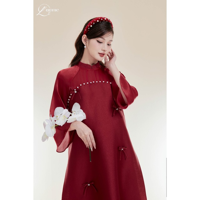 9 mẫu áo dài đỏ diện Tết: Thanh lịch, nền nã giúp chị em hóa nàng thơ, giá chỉ từ 685.000 VNĐ- Ảnh 3. 9 mẫu áo dài đỏ diện Tết: Thanh lịch, nền nã giúp chị em hóa nàng thơ, giá chỉ từ 685.000 VNĐ- Ảnh 3.