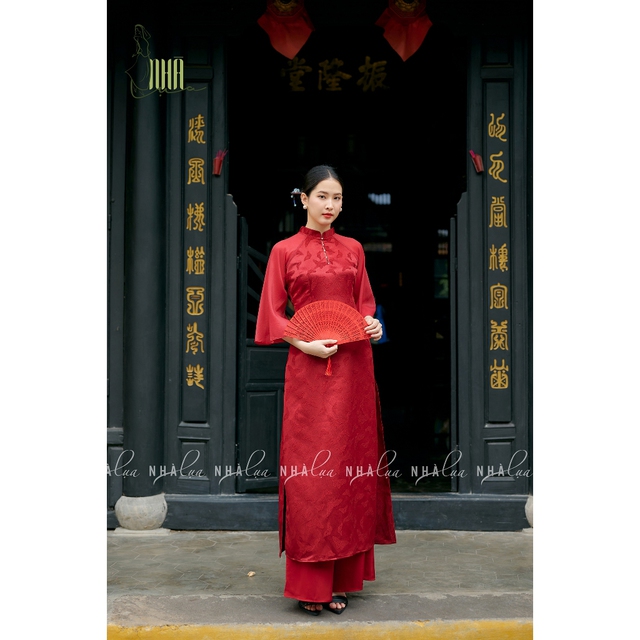 9 mẫu áo dài đỏ diện Tết: Thanh lịch, nền nã giúp chị em hóa nàng thơ, giá chỉ từ 685.000 VNĐ- Ảnh 5. 9 mẫu áo dài đỏ diện Tết: Thanh lịch, nền nã giúp chị em hóa nàng thơ, giá chỉ từ 685.000 VNĐ- Ảnh 5.