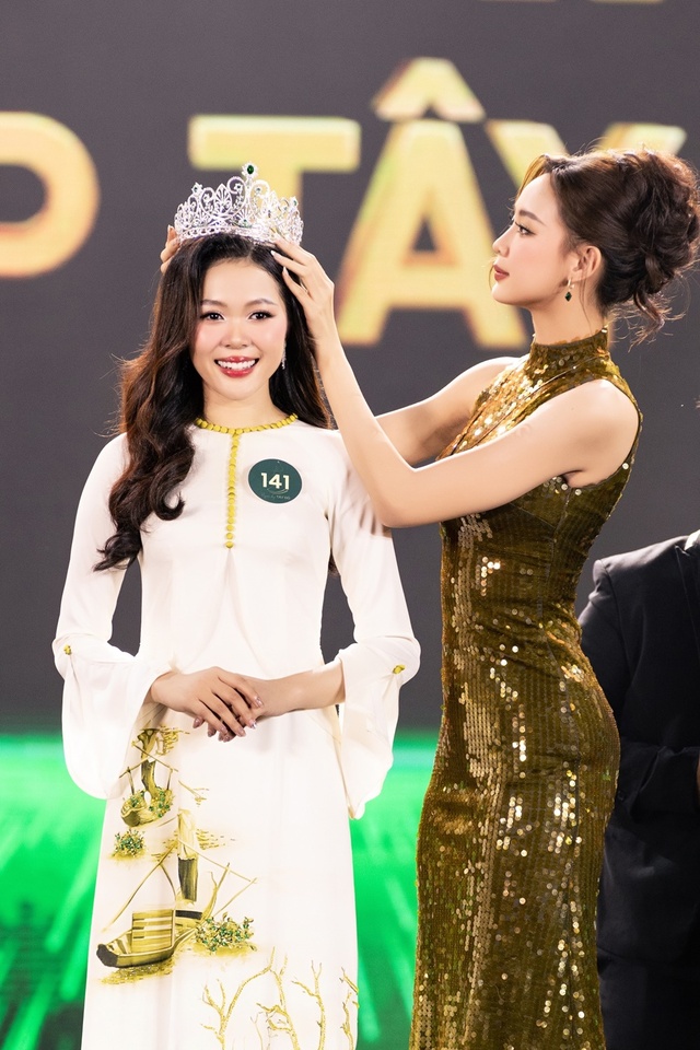 Nữ sinh 2K3 đăng quang Người đẹp Tây Đô 2023, ứng xử tiếng Anh cực ấn tượng- Ảnh 3.