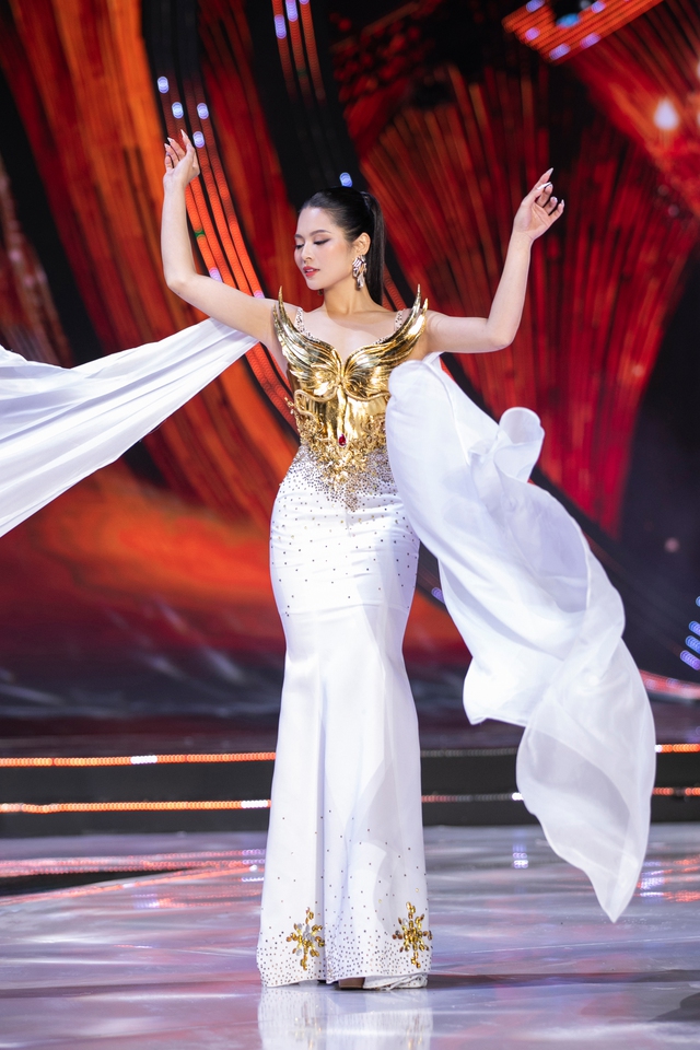 Bán kết Hoa hậu Hoàn vũ Việt Nam 2023: 38 thí sinh trình diễn trang phục áo tắm xuất sắc dưới nền nhiệt 14 độ- Ảnh 8.