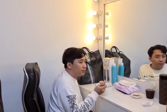 Trấn Thành tưởng mình hết thời: "Tôi buồn lắm, ngồi lặng lẽ ăn, không dám nói một tiếng nào"- Ảnh 2. Trấn Thành tưởng mình hết thời: "Tôi buồn lắm, ngồi lặng lẽ ăn, không dám nói một tiếng nào"- Ảnh 2.