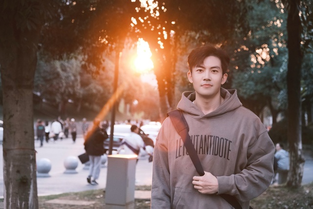 Bất ngờ được sinh viên xin chụp ảnh cùng, thầy giáo gây sốt với phản ứng đáng yêu và gương mặt điển trai- Ảnh 3.