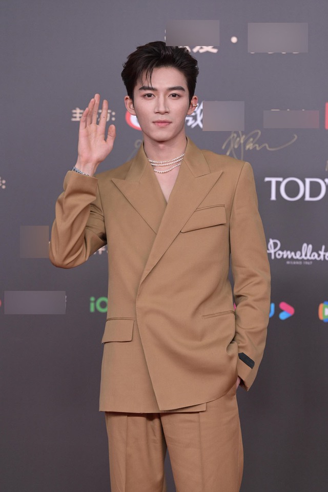 Thảm đỏ Đêm hội Tầm nhìn Weibo 2023: Dàn tiểu Hoa "thi nhau" o ép vòng 1, Lưu Thi Thi liệu có lép vế?- Ảnh 20.