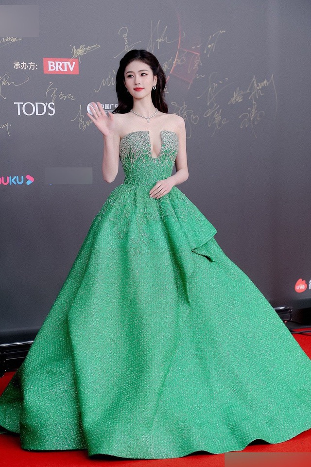 Tranh cãi vụ Bạch Lộc leo hot search nhờ màn khoe body "cực cháy" tại Đêm hội Tầm nhìn Weibo 2023- Ảnh 3.