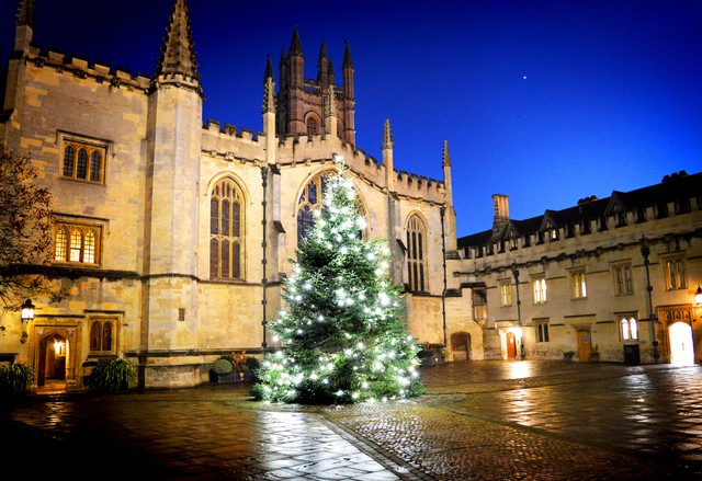 ĐH Oxford "chơi lớn" dựng cây thông Noel ngoài trời cho sinh viên "sống ảo", tiệc Giáng sinh sang chảnh cũng rất là mê- Ảnh 5.