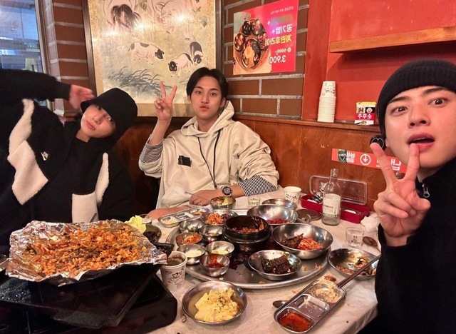 Jung Kook trước thềm nhập ngũ: Giao diện “boy phố” gây sốt, tự hát tự nhảy hit mới của SEVENTEEN ủng hộ bạn thân!- Ảnh 10.