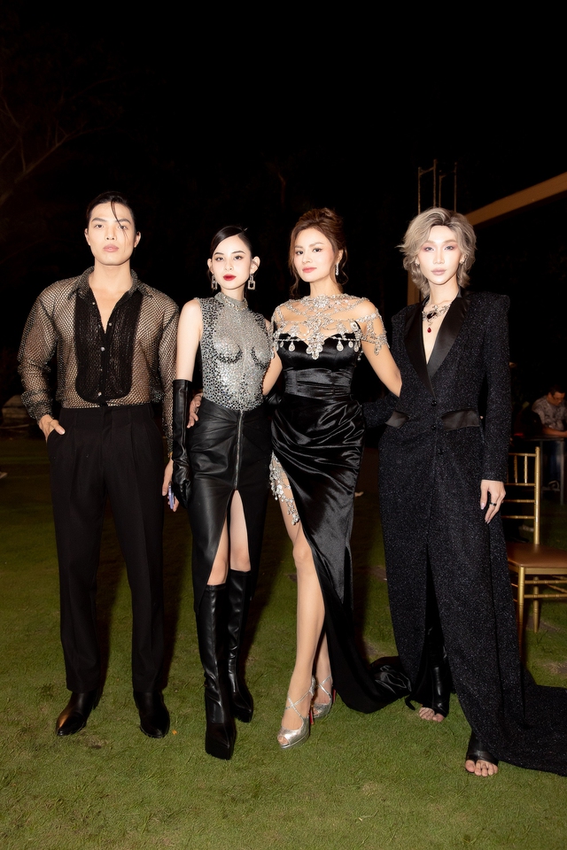 Show diễn thương hiệu của Võ Hoàng Yến: Dàn Hoa - Á hậu đọ sắc, loạt siêu mẫu lên đồ 'cực chiến' - Ảnh 11.