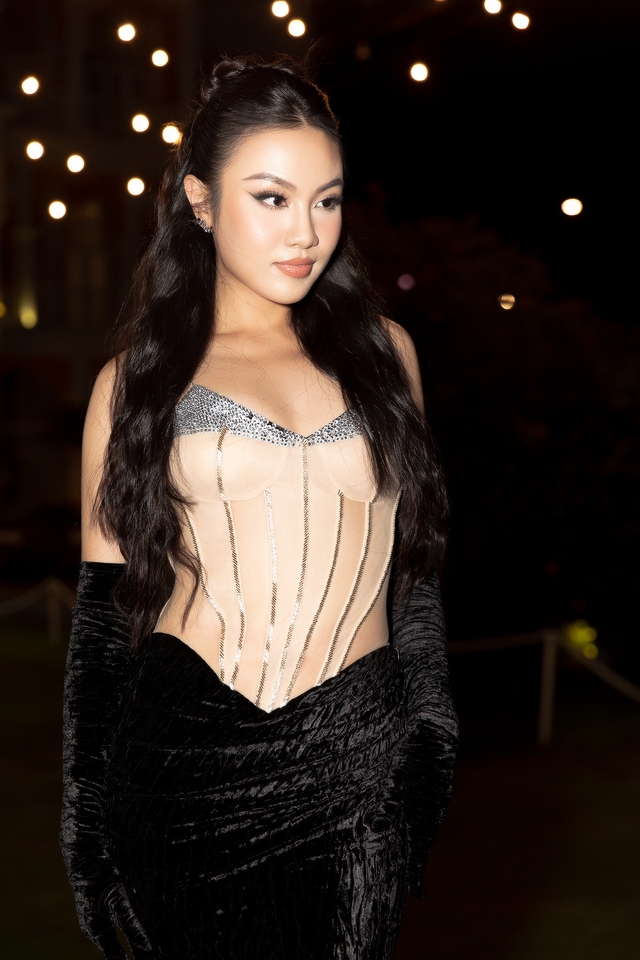 Show diễn thương hiệu của Võ Hoàng Yến: Dàn Hoa - Á hậu đọ sắc, loạt siêu mẫu lên đồ 'cực chiến' - Ảnh 8.