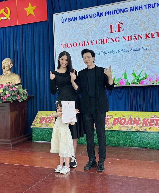 Trương Mỹ Nhân và Phí Ngọc Hưng nhận giấy đăng ký kết hôn, chính thức nên duyên vợ chồng - Ảnh 2.