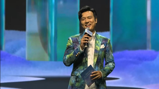 MC Thiên Vũ rách cơ đùi vẫn dẫn chuyên nghiệp, khen ngợi sắc vóc dàn thí sinh Miss Grand Vietnam 2023 - Ảnh 1.