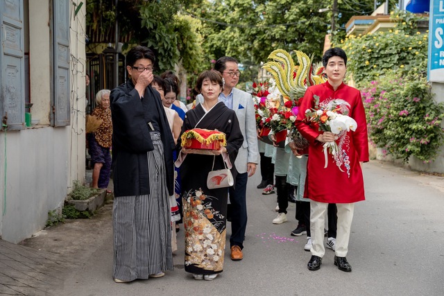 Bố chồng Nhật gây &quot;sốt&quot; trong đám cưới ở Việt Nam, tạo bất ngờ khiến con dâu xúc động - Ảnh 2.