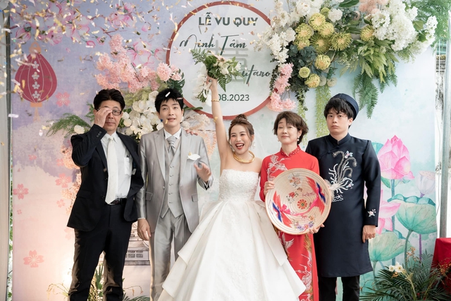 Bố chồng Nhật gây &quot;sốt&quot; trong đám cưới ở Việt Nam, tạo bất ngờ khiến con dâu xúc động - Ảnh 1.