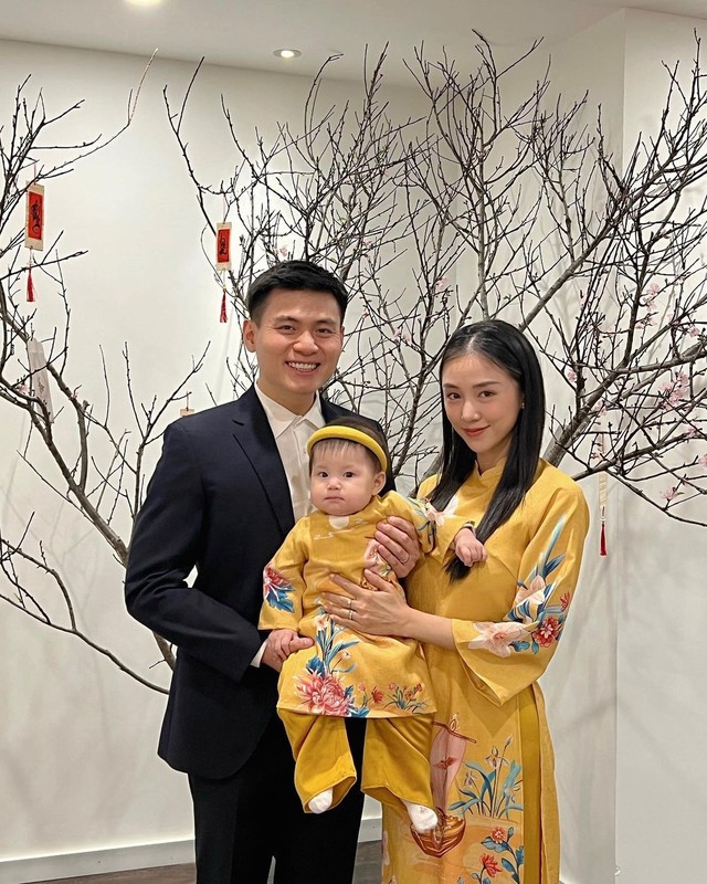 Ông xã Salim "gây sốt" mạng xã hội: Tổng tài tập đoàn may mặc lớn, về nhà "sơ hở là có tiểu phẩm" trêu vợ - Ảnh 1. Ông xã Salim "gây sốt" mạng xã hội: Tổng tài tập đoàn may mặc lớn, về nhà "sơ hở là có tiểu phẩm" trêu vợ - Ảnh 1.