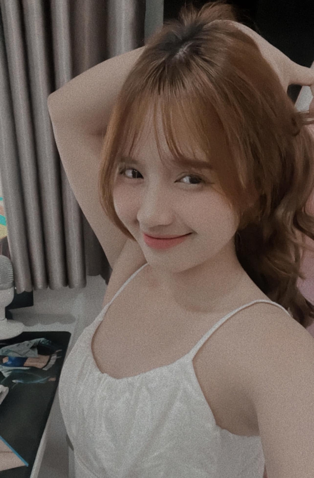 Giải mã nụ cười &quot;ngạo mạn&quot; của nữ streamer nổi tiếng sau màn &quot;combat&quot; nảy lửa - Ảnh 1.