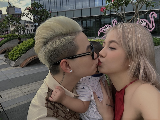 Bà xã Rambo khoe vóc dáng &quot;gái một con&quot;, quá đỗi nuột nà khiến chồng lập tức làm thơ - Ảnh 1.