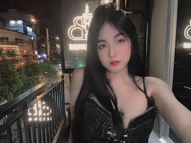 Bà xã Rambo khoe vóc dáng &quot;gái một con&quot;, quá đỗi nuột nà khiến chồng lập tức làm thơ - Ảnh 5.