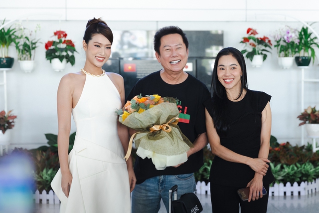 Thiên Ân và bà Phạm Kim Dung rạng rỡ đón tiếp ông Nawat sang Việt Nam, Thùy Tiên vắng mặt - Ảnh 2.