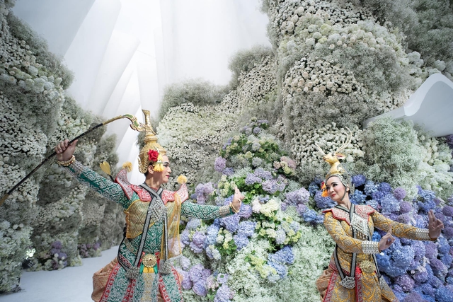 Choáng ngợp trước đám tang xa xỉ của tài phiệt siêu giàu Thái Lan: Phủ kín hoa tươi như &quot;khu vườn thiên đàng&quot; - Ảnh 5.