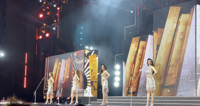Hoa hậu Thiên Ân cùng top 44 chào sân, màn hô tên bùng nổ Chung kết Miss Grand Vietnam 2023 - Ảnh 6.