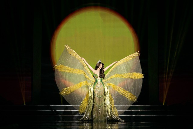 Thiên Ân final walk ấn tượng, xúc động khi kết thúc nhiệm kỳ Miss Grand Vietnam: Chỉ mong mọi người nhớ đến tên tôi - Ảnh 3.