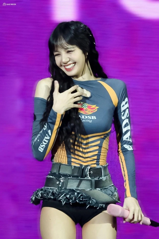 Lisa diện đồ hở bạo khiến Jisoo - Jennie cũng sốc, Rosé ngại tới nỗi “đánh yêu&quot; bạn thân  - Ảnh 9.