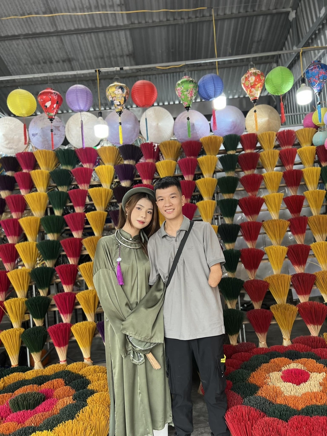 Streamer nổi tiếng chơi game bằng chân công khai bạn gái &quot;xinh như mộng&quot;, fan nam ghen tị ra mặt! - Ảnh 3.