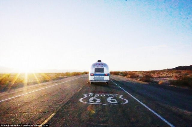 Quá ngán ngẩm cuộc sống hối hả, gia đình 5 người lên xe ô tô phiêu bạt khắp chốn, xem ảnh khiến nhiều người "thèm" - Ảnh 1. Quá ngán ngẩm cuộc sống hối hả, gia đình 5 người lên xe ô tô phiêu bạt khắp chốn, xem ảnh khiến nhiều người "thèm" - Ảnh 1.