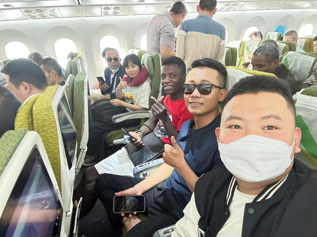 Quang Linh Vlogs gặp sự cố trên đường bay về Việt Nam, buồn vì lỡ hẹn đặc biệt - Ảnh 3.