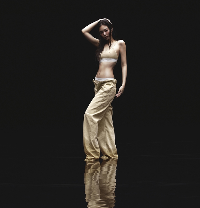 Jennie (BLACKPINK) sexy tràn màn hình trong hình ảnh táo bạo hút gần 3 triệu lượt xem - Ảnh 4.