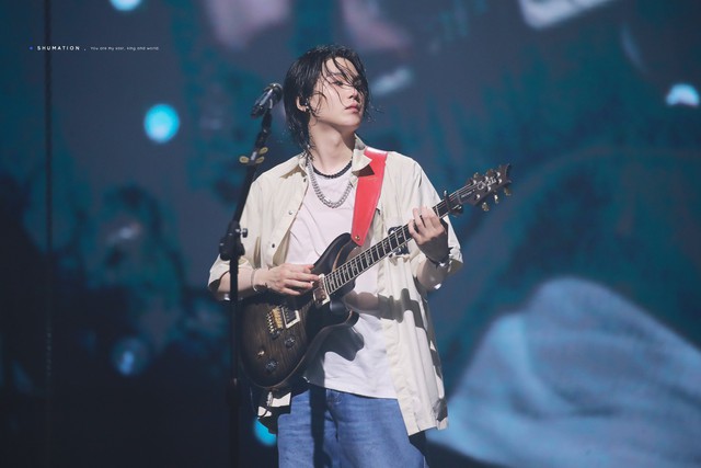 Jung Kook bất ngờ xuất hiện, diễn live Seven “cực cháy” trong concert của Suga dù đang bị ốm  - Ảnh 1.