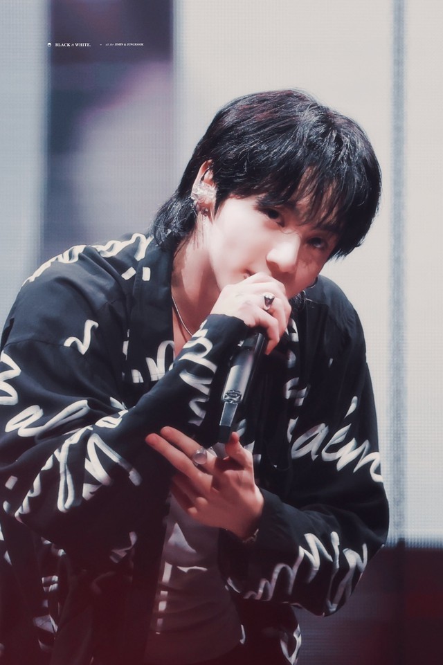 Jung Kook bất ngờ xuất hiện, diễn live Seven “cực cháy” trong concert của Suga dù đang bị ốm  - Ảnh 7.