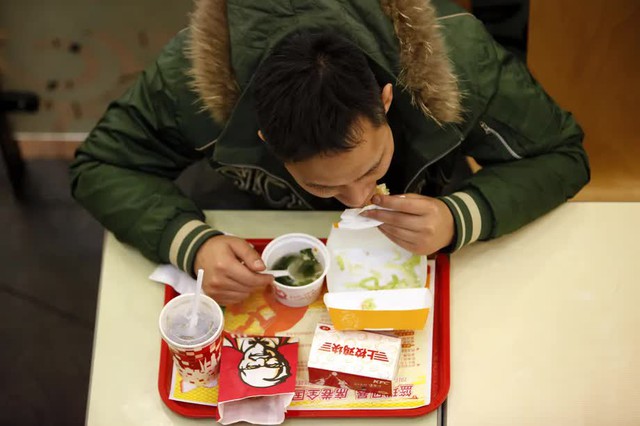 Cuộc chiến giá cả khốc liệt tại Trung Quốc: Cách những gã khổng lồ thức ăn nhanh thu hút 'người nghèo' - Ảnh 2.