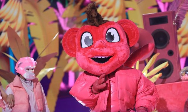 Mascot đầu tiên bị &quot;lột mặt nạ&quot; ở The Masked Singer 2: Ông hoàng Vpop một thời, biến cố bệnh tật 15 năm - Ảnh 2.