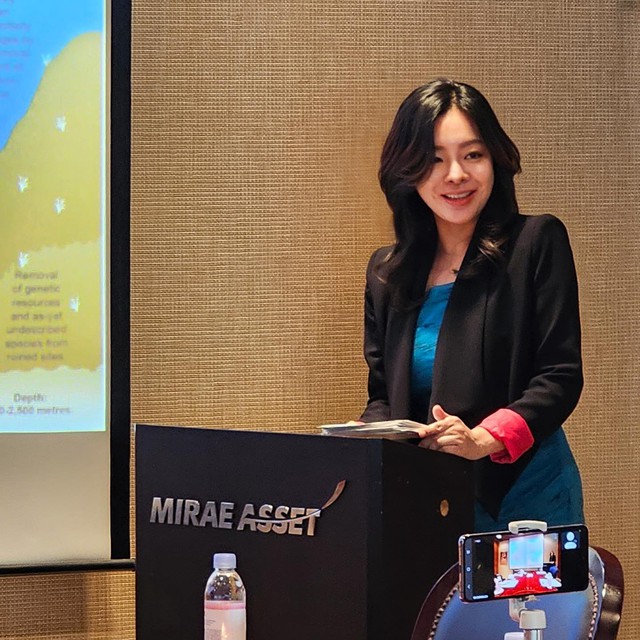 Nữ diễn viên có màn lộ hàng gây sốc bậc nhất lịch sử thảm đỏ Kbiz bỗng “lột xác” thành giáo sư trường danh tiếng - Ảnh 4.