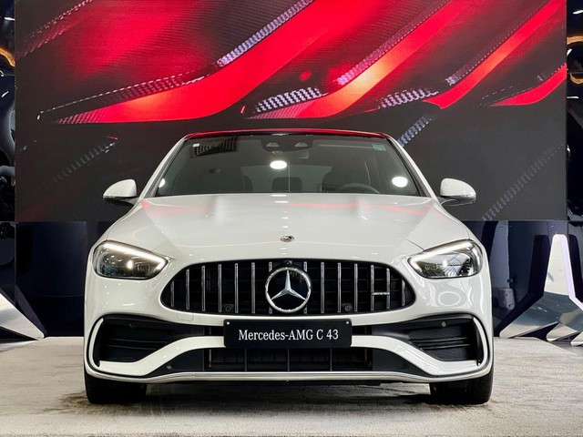 Giá xe sang tại Việt Nam liên tục ‘dò đáy mới’: Mercedes ưu đãi hơn 10 cái tên, BMW X5 giảm tới 720 triệu - Ảnh 1.