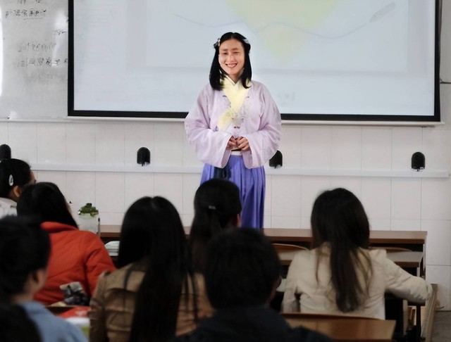 Cô giáo xinh đẹp mời nam sinh lên bục phát biểu, nhìn khung cảnh cư dân mạng phải xấu hổ thay  - Ảnh 4.
