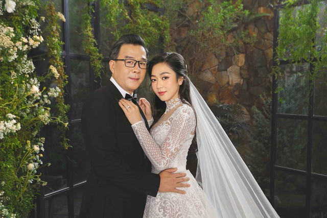 Hôn nhân ồn ào và 1001 câu nói đậm ngôn tình của "vua cá Koi" - Hà Thanh Xuân trước khi đường ai nấy đi - Ảnh 2. Hôn nhân ồn ào và 1001 câu nói đậm ngôn tình của "vua cá Koi" - Hà Thanh Xuân trước khi đường ai nấy đi - Ảnh 2.