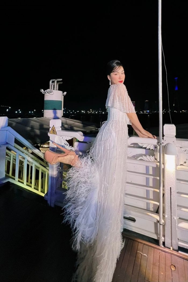 Hoà Minzy lọt thỏm giữa dàn Hoa hậu, Đỗ Hà liền nói 1 câu khiến đàn chị đứng hình - Ảnh 12. Hoà Minzy lọt thỏm giữa dàn Hoa hậu, Đỗ Hà liền nói 1 câu khiến đàn chị đứng hình - Ảnh 12.
