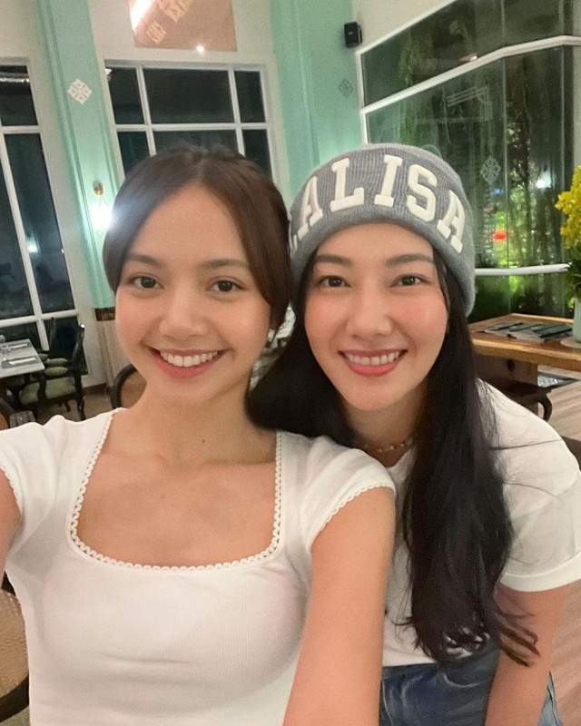 Lisa gây sốt khi để lộ mặt mộc cực đỉnh, tự tin đọ sắc cùng &quot;đệ nhất mỹ nhân Thái Lan&quot; - Ảnh 2.
